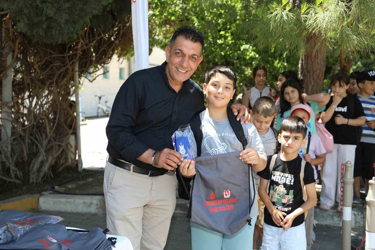 ŞEHZADELER BELEDİYESİ'NİN ÇOCUKLARA YÖNELİK DÜZENLEDİĞİ YAZ SPOR OKULLARI KAPSAMINDA YÜZME...
