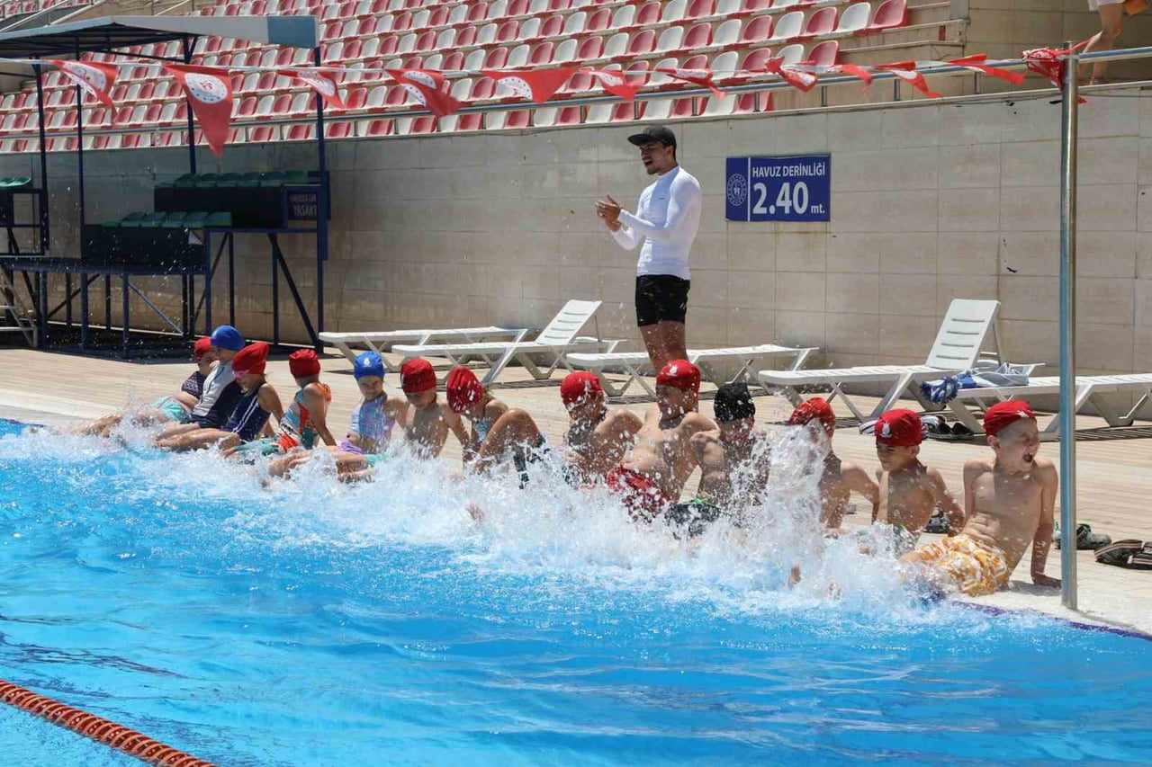 ŞEHZADELER BELEDİYESİ'NİN ÇOCUKLARA YÖNELİK DÜZENLEDİĞİ YAZ SPOR OKULLARI KAPSAMINDA YÜZME...