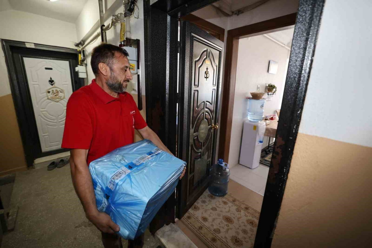 ŞEHZADELER BELEDİYESİ'NİN "ATMA PAYLAŞ" PROJESİYLE VATANDAŞLARIN EVLERİNDE KULLANMADIĞI ANCAK...