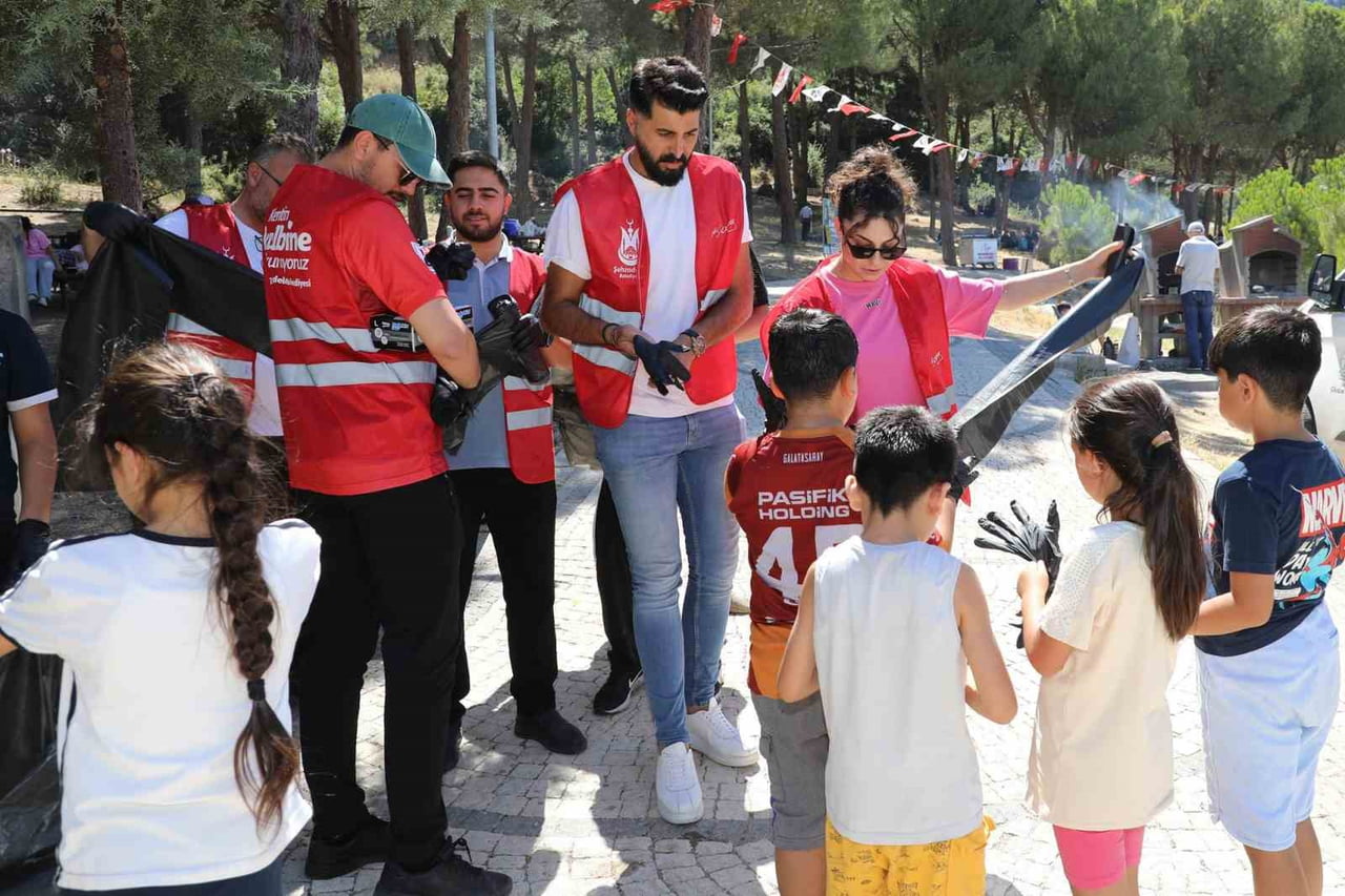 ŞEHZADELER BELEDİYESİ EKİPLERİ, HAMALIN KIRI MESİRE ALANI’NDA DÜZENLEDİĞİ TEMİZLİK ETKİNLİĞİNE...