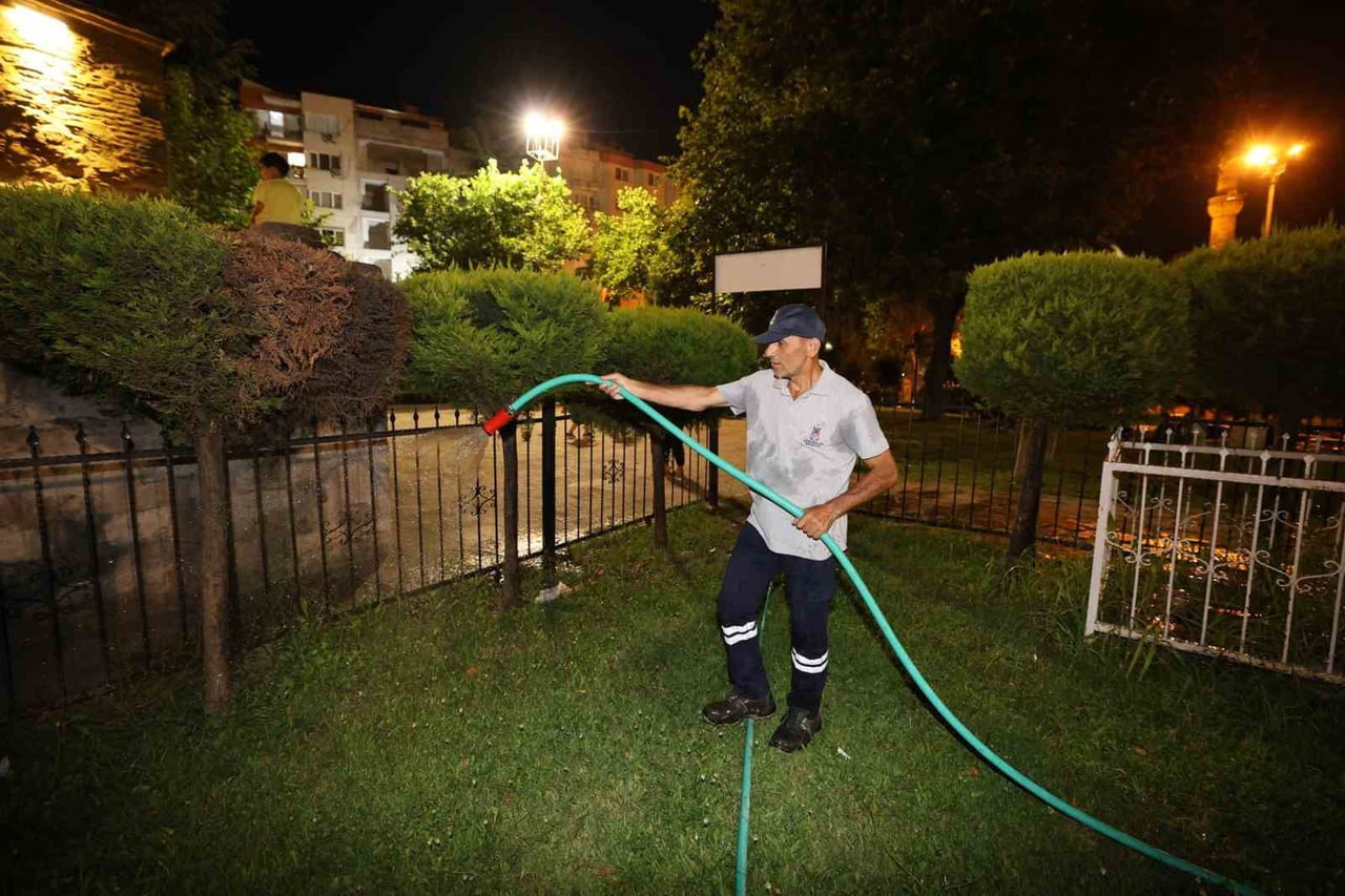 ŞEHZADELER BELEDİYESİ, ETKİSİNİ ARTIRAN YAZ SICAKLIKLARI NEDENİYLE, PARKLAR, REFÜJLER VE YEŞİL...