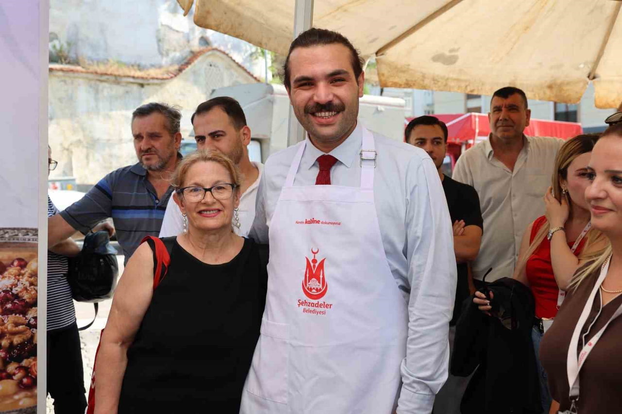 ŞEHZADELER BELEDİYESİ, MUHARREM AYI DOLAYISIYLA İLÇENİN İKİ FARKLI NOKTASINDA VATANDAŞLARA AŞURE...