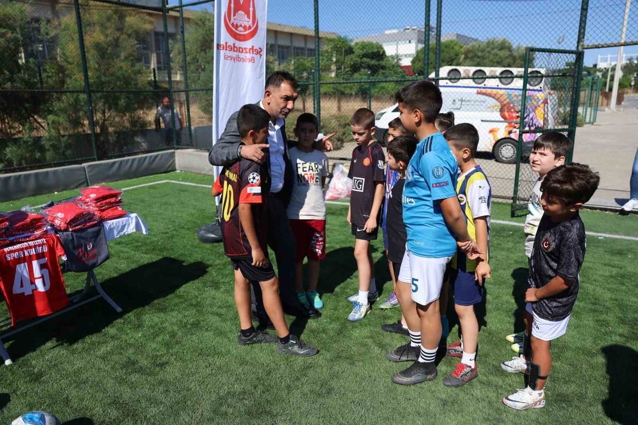 ŞEHZADELER BELEDİYESİ TARAFINDAN DÜZENLENEN YAZ FUTBOL KURSLARI, EMİN KAÇAR SPOR TESİSLERİ'NDE...