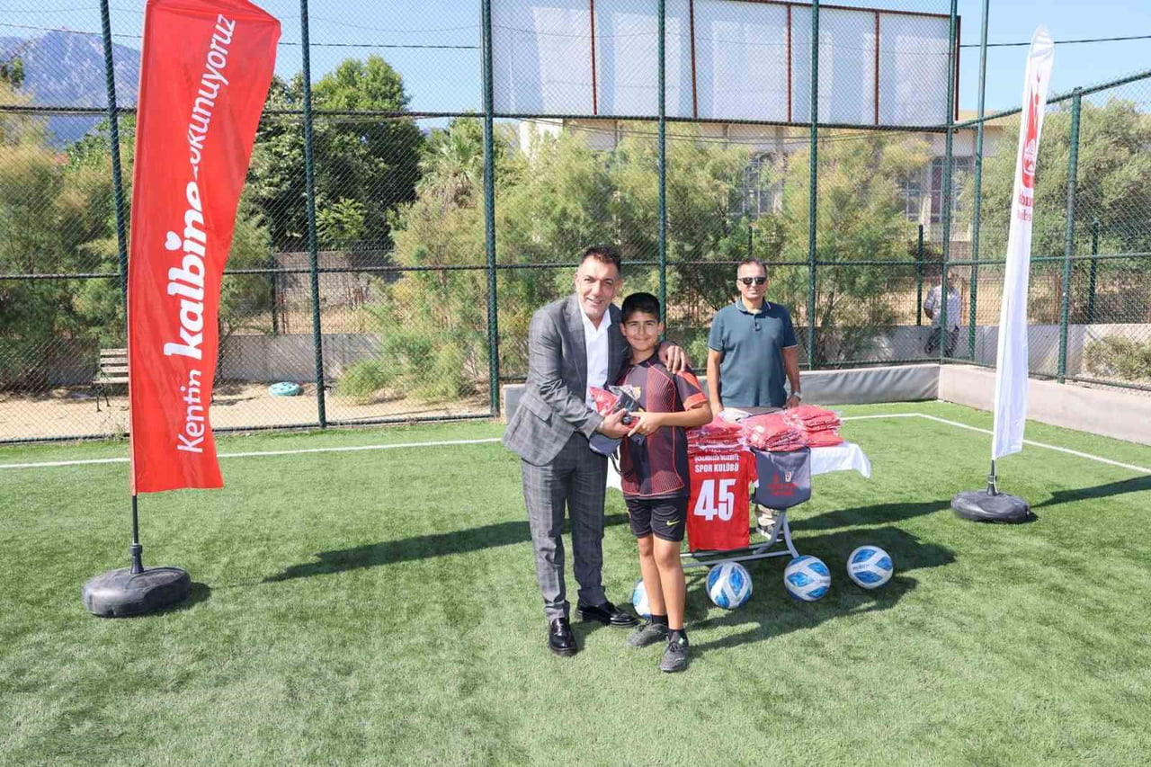 ŞEHZADELER BELEDİYESİ TARAFINDAN DÜZENLENEN YAZ FUTBOL KURSLARI, EMİN KAÇAR SPOR TESİSLERİ'NDE...