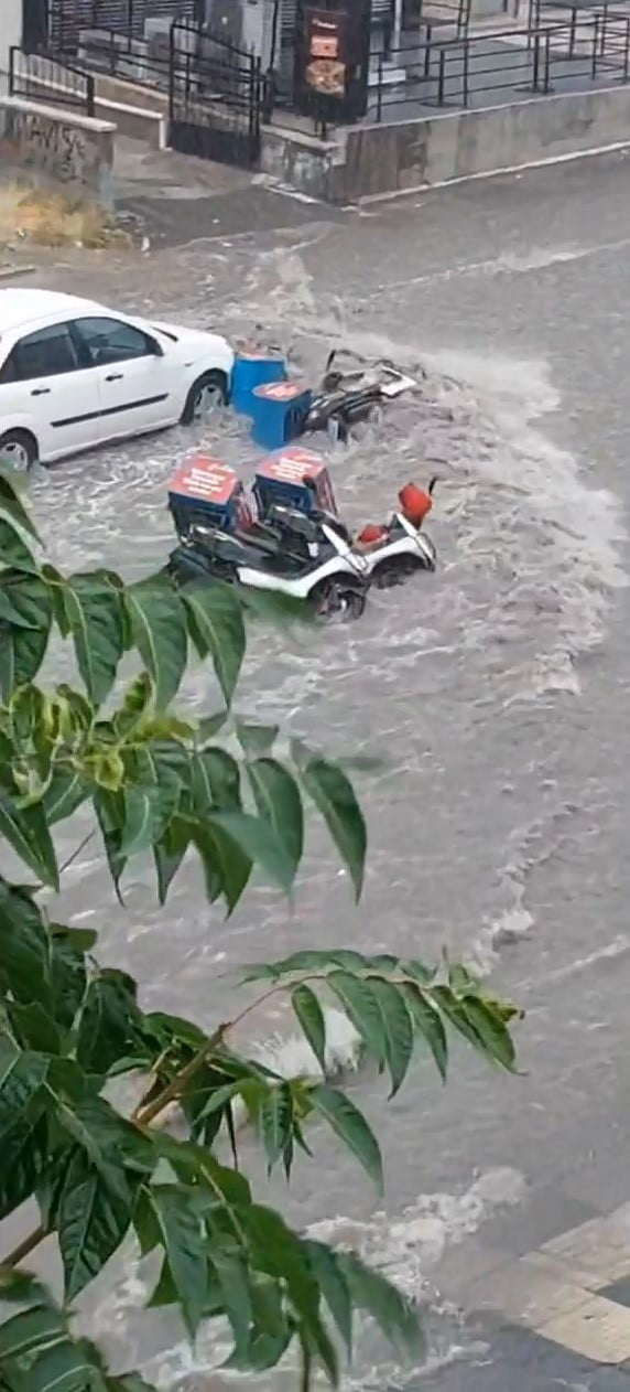 SEL SULARI, KURYE MOTOSİKLETLERİNİ SÜRÜKLEDİ