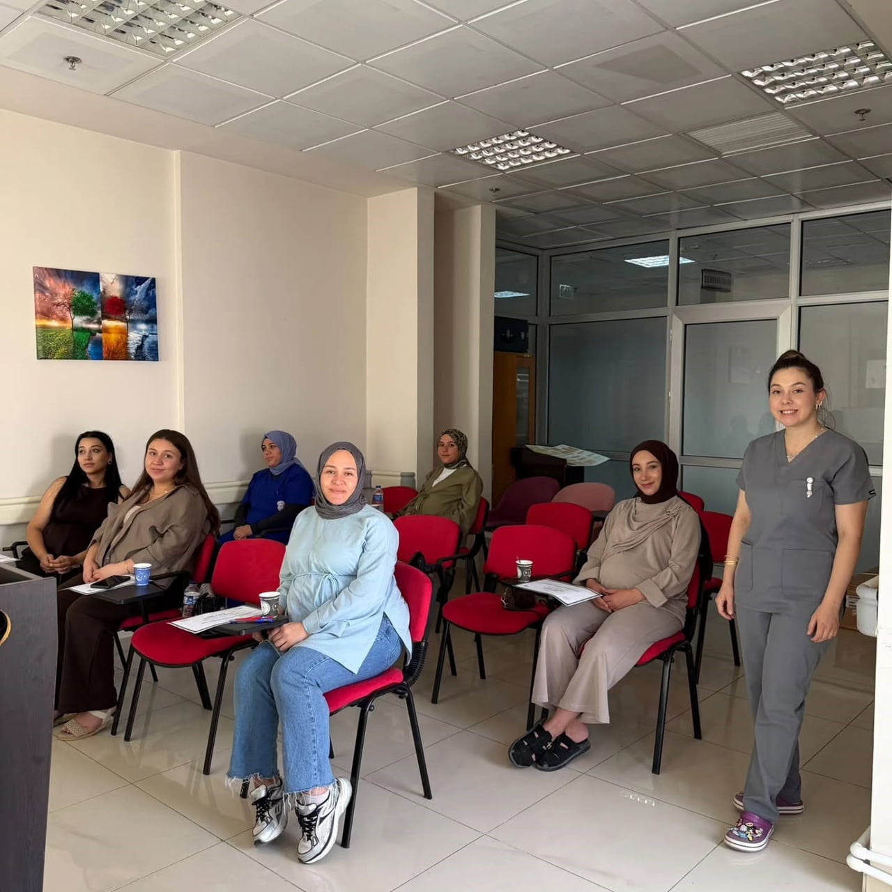 SELENDİ DEVLET HASTANESİ TARAFINDAN DÜZENLENEN GEBELİK EĞİTİMİNDE ANNE ADAYLARI, GEBELİKTEN...