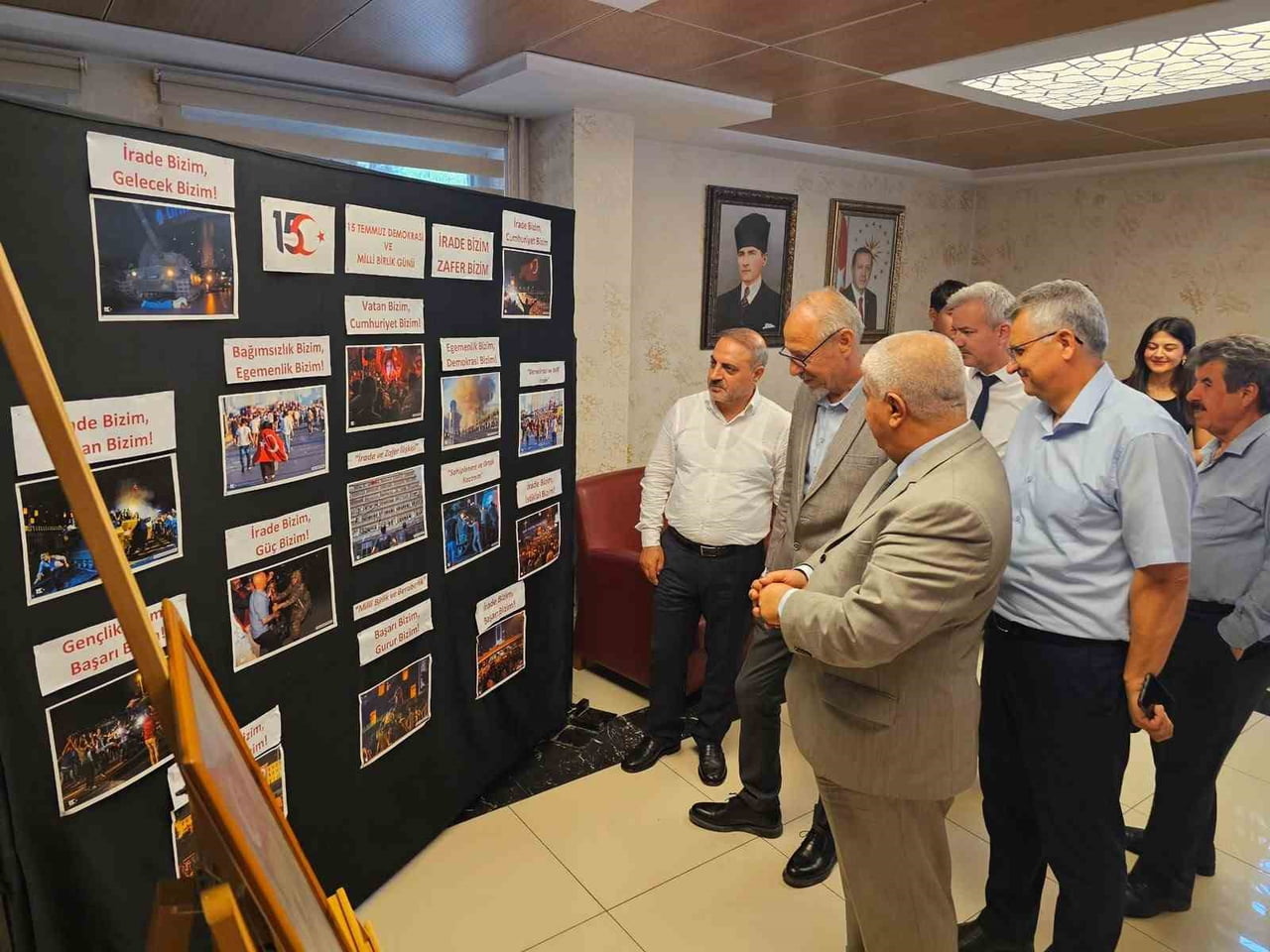 SERGİNİN EV SAHİPLİĞİNİ YAPAN İL MİLLÎ EĞİTİM MÜDÜRÜ SELEHATTİN KAL, PROTOKOL ÜYELERİNE SERGİYİ...