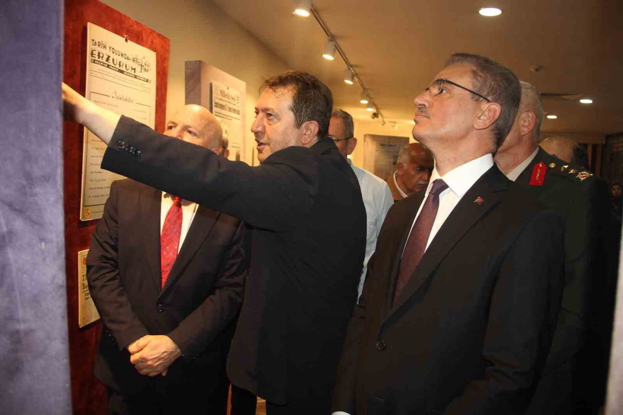 SERGİYİ GEZEN PROTOKOL, FARKLI DÖNEMLERE AİT GAZETELERİ İNCELEYEREK SERGİLENEN ESERLER HAKKINDA...