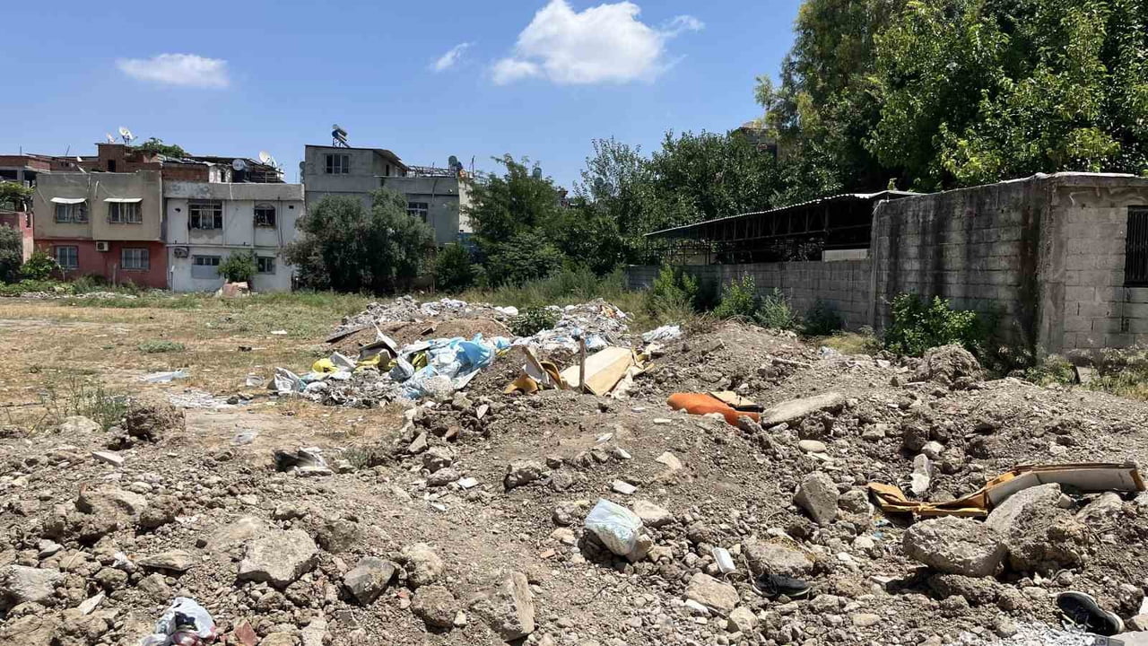 SEYHAN İLÇESİNDE VATANDAŞLAR BOŞ ARSAYA DÖKÜLEN ÇÖP NEDENİYLE KÖTÜ KOKU VE HAŞERE SORUNU...