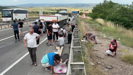 Seyir halindeki araç tıra arkadan çarptı: 1 ölü, 4'ü çocuk 7 yaralı