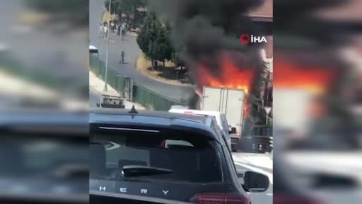 Seyir halindeki sunta yüklü kamyonet alev alev yandı