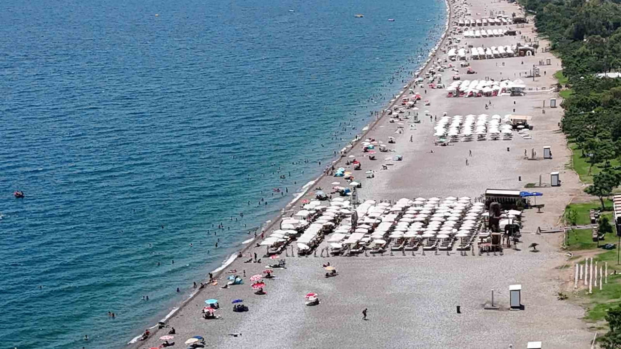 SICAK HAVADAN BUNALAN VATANDAŞLAR, SERİNLEMEK İÇİN DÜNYACA ÜNLÜ KONYAALTI SAHİLİ'Nİ TERCİH...