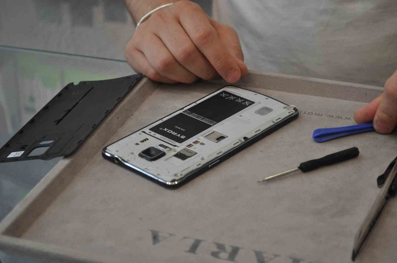 SICAKLARDA CEP TELEFONUNUZU UZUN SÜRE ŞARJDA BIRAKMAYIN