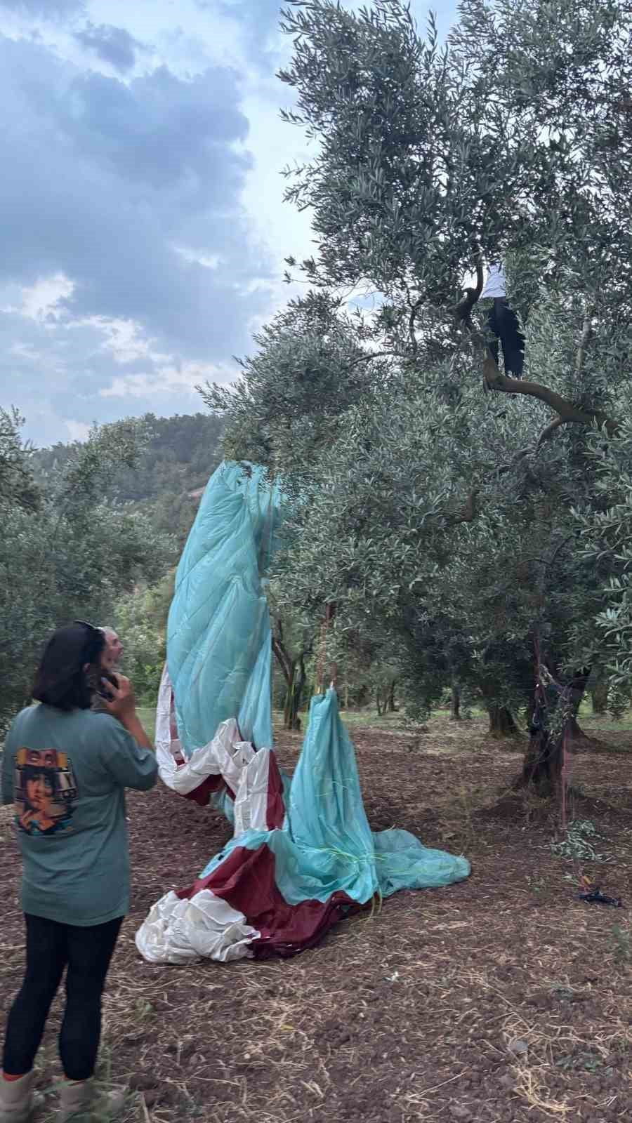 ŞİDDETLİ RÜZGÂRIN ETKİSİYLE ROTASI SAPAN PARAŞÜT, PLANLANAN İNİŞ ALANINA ULAŞAMAYINCA EN...