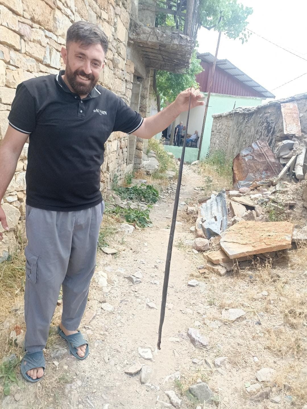 SİİRT'İN BAYKAN İLÇESİNE BAĞLI DİLEKTEPE KÖYÜNDE BİRÇOK YILAN GÖREN ÇEVRE SAKİNLERİ PANİĞE...
