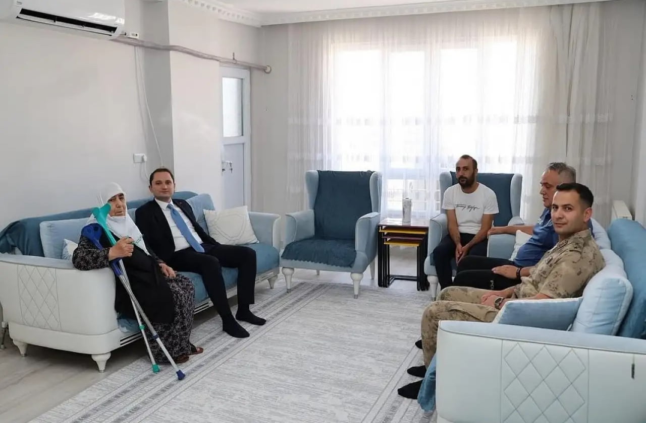 SİİRT'İN KURTALAN KAYMAKAMI SALİH BAŞARA, ŞEHİT AİLELERİYLE GÖRÜŞTÜ.
