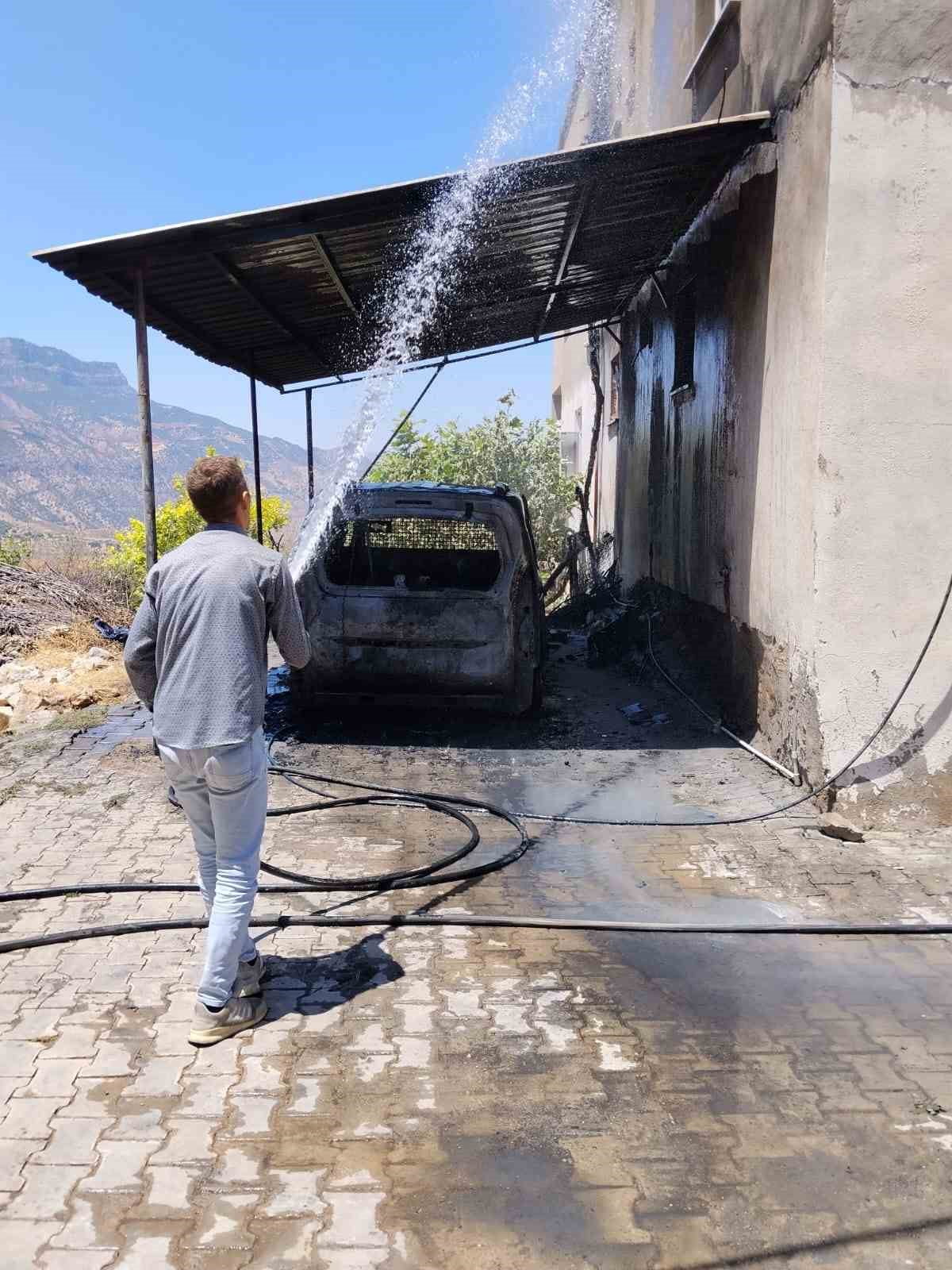 SİİRT'TE HAFİF TİCARİ ARAÇTA ÇIKAN YANGIN BİTİŞİKTEKİ EVE SIÇRADI