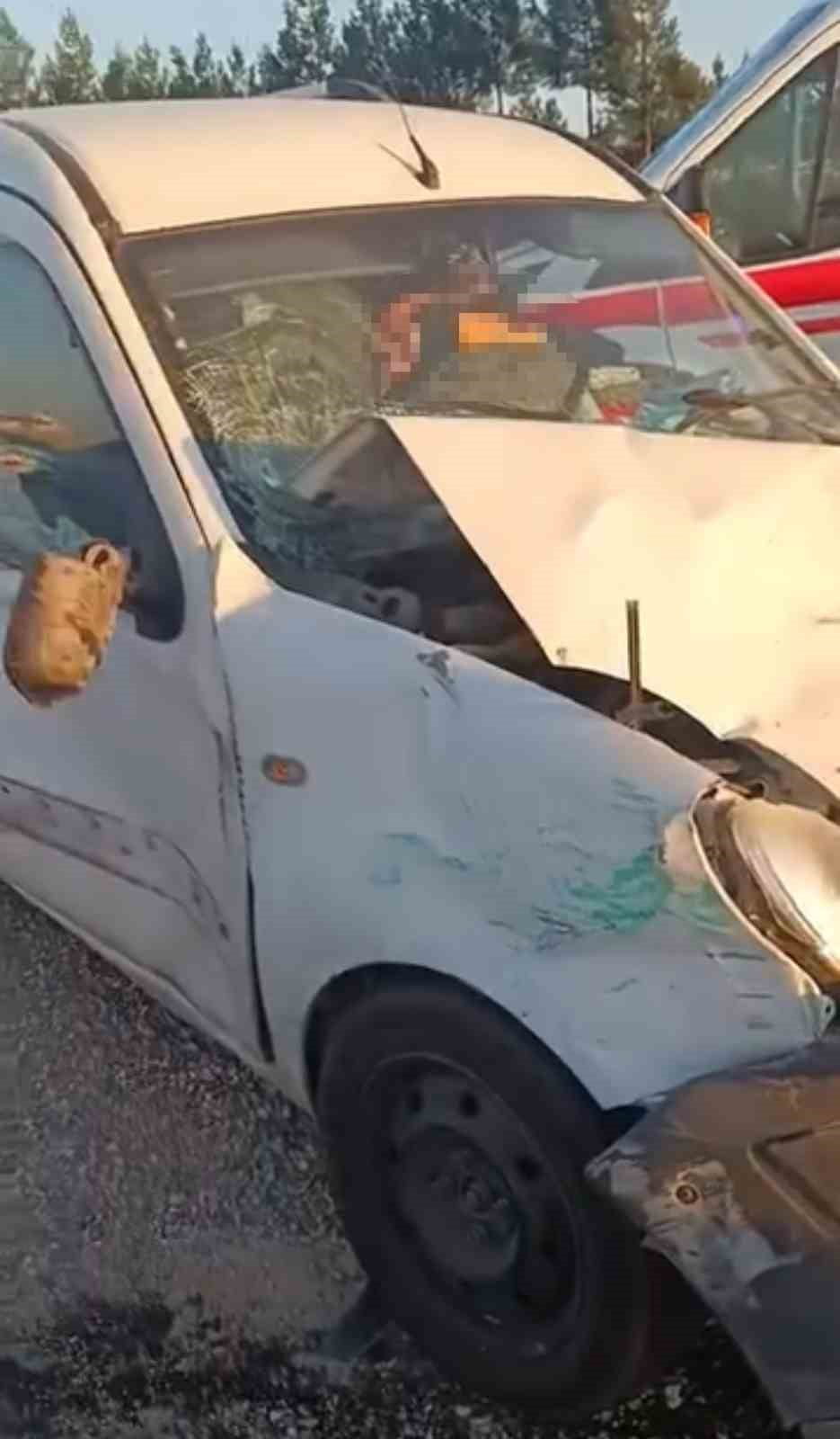 SİİRT-BATMAN KARAYOLUNDA OTOMOBİL İLE TRAKTÖRÜN ÇARPIŞMASI SONUCU MEYDANA GELEN TRAFİK KAZASINDA 2...