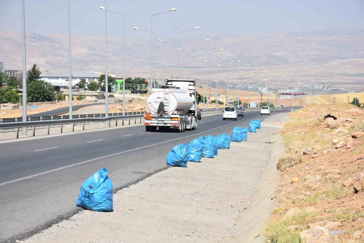 SİİRT BELEDİYESİ EKİPLERİ, KENTTE ÇEVRE TEMİZLİĞİNİN SAĞLANMASI AMACIYLA ÇEVRE YOLUNDA KAPSAMLI...