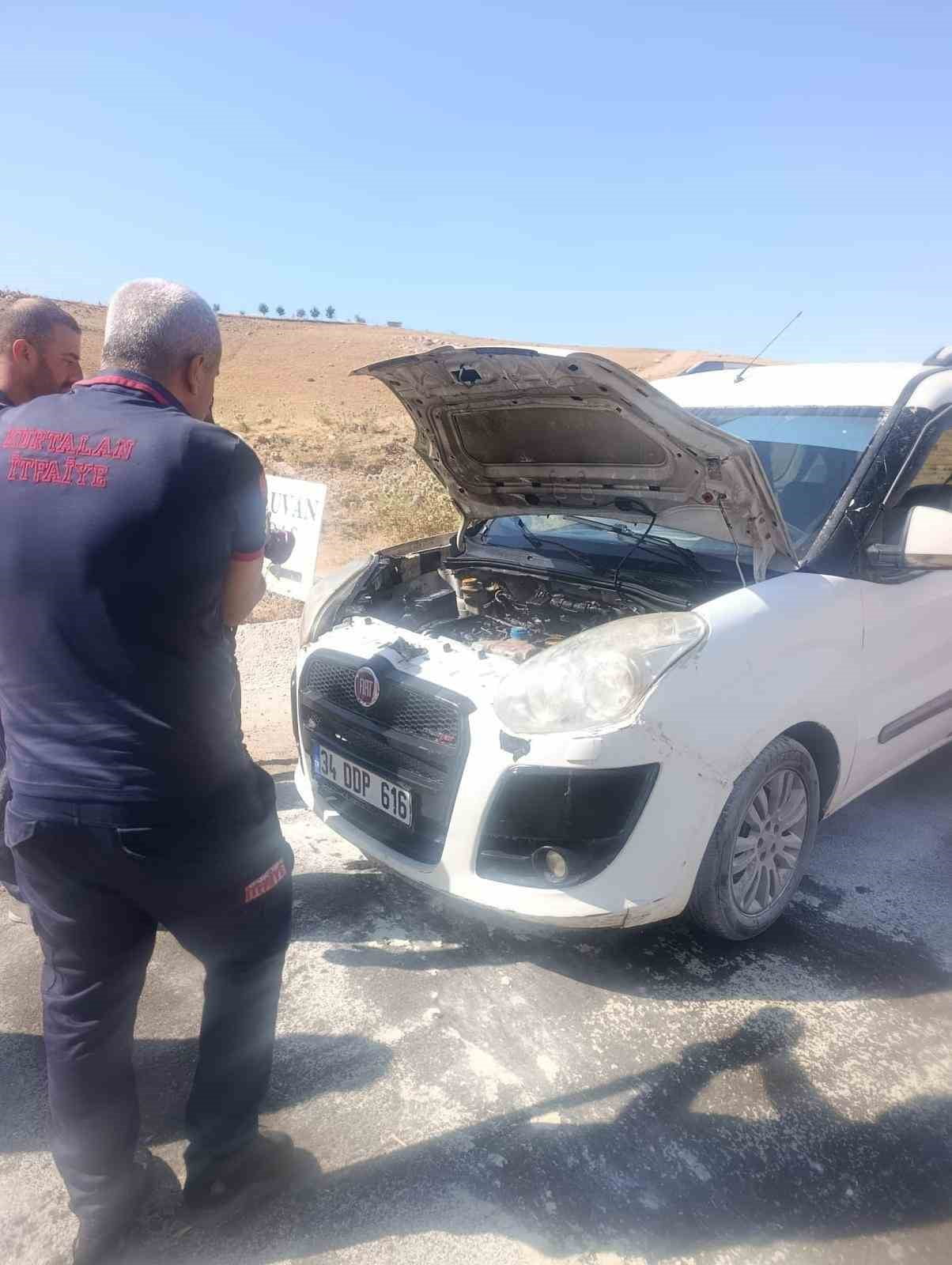SİİRT ÇEVRE YOLUNDA SEYİR HALİNDEKİ BİR ARACIN MOTOR BÖLÜMÜNDE ÇIKAN YANGIN PANİĞE NEDEN...