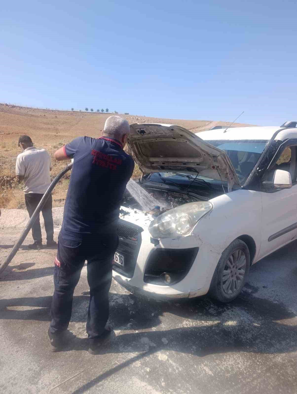 SİİRT ÇEVRE YOLUNDA SEYİR HALİNDEKİ BİR ARACIN MOTOR BÖLÜMÜNDE ÇIKAN YANGIN PANİĞE NEDEN...