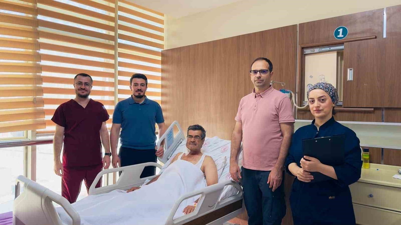 SİİRT EĞİTİM VE ARAŞTIRMA HASTANESİ’NDE GERÇEKLEŞTİRİLEN BAŞARILI ŞAH DAMARI (KAROTİS)...