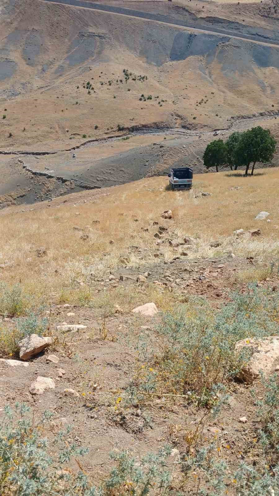 SİİRT KURTALAN’DA ŞARAMPOLE DEVRİLEN KAMYONETTEKİ 3 KİŞİ YARALANDI