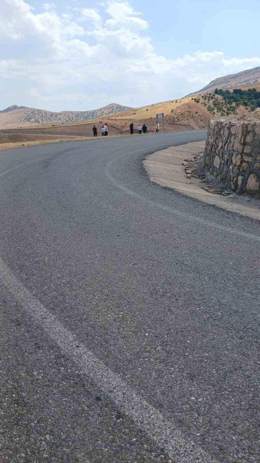 SİİRT KURTALAN’DA ŞARAMPOLE DEVRİLEN KAMYONETTEKİ 3 KİŞİ YARALANDI