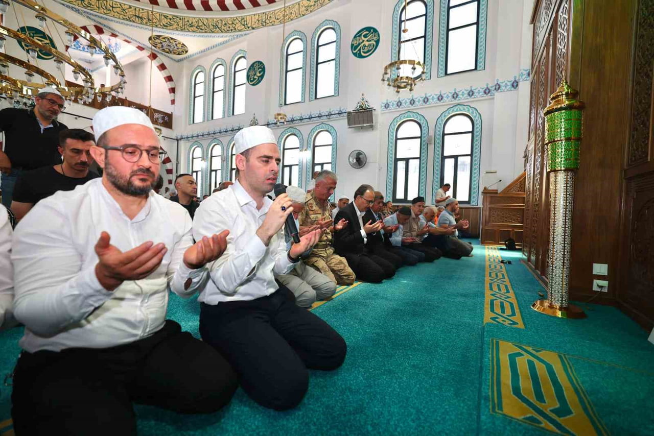 SİİRT’TE 15 TEMMUZ ŞEHİTLERİ İÇİN MEVLİD-İ ŞERİF PROGRAMI DÜZENLENDİ