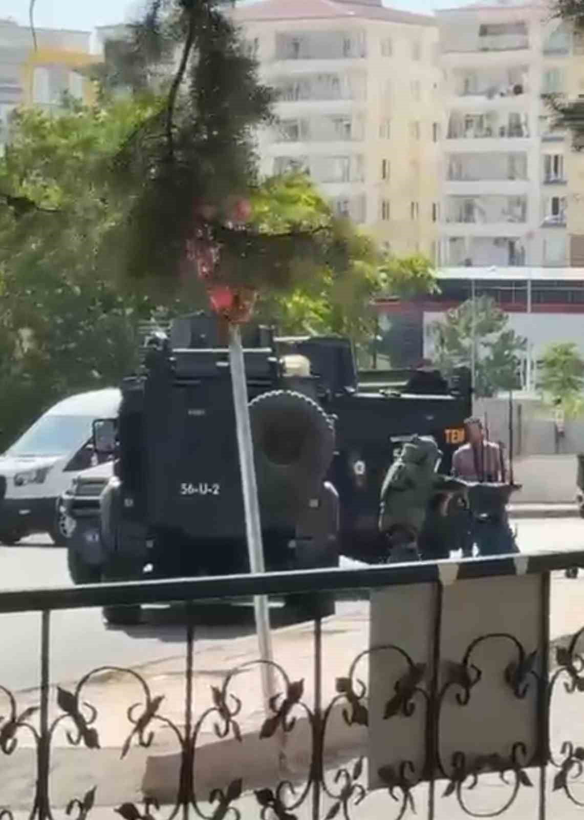 SİİRT’TE AK PARTİ İL BAŞKANLIĞI BİNASI ÖNÜNE BIRAKILAN ŞÜPHELİ ÇANTA, POLİS EKİPLERİNİ ALARMA...
