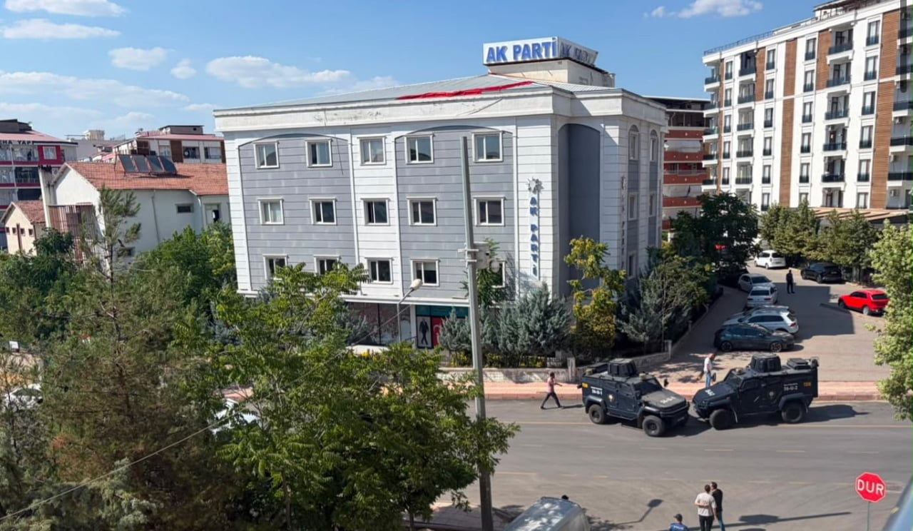 SİİRT’TE AK PARTİ İL BAŞKANLIĞI BİNASI ÖNÜNE BIRAKILAN ŞÜPHELİ ÇANTA, POLİS EKİPLERİNİ ALARMA...
