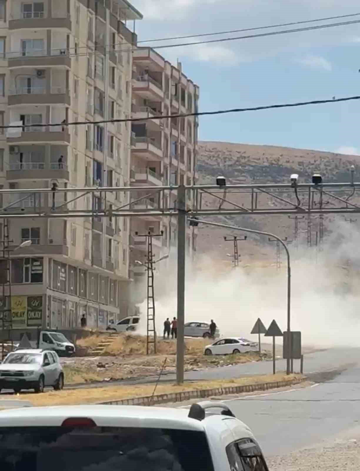 SİİRT’TE ELEKTRİK DİREĞİNDE ÇIKAN YANGIN PANİĞE NEDEN OLDU