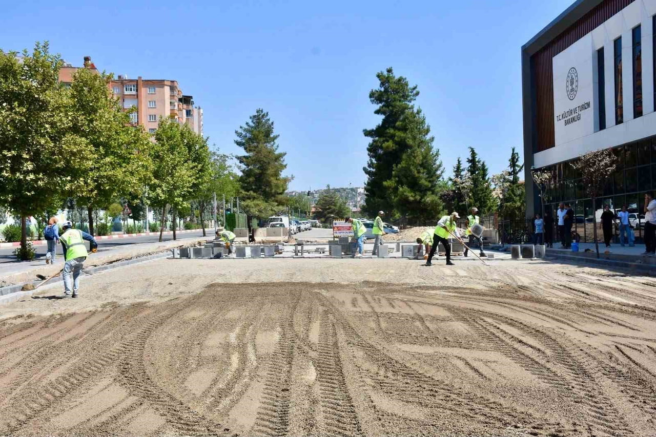 SİİRT’TE KALDIRIM VE PARKE ÇALIŞMALARI SÜRÜYOR
