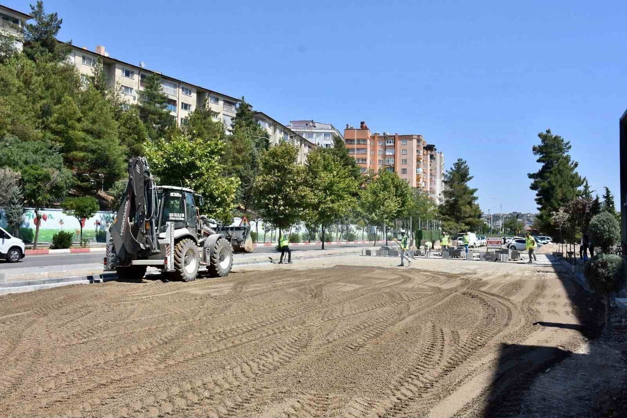 SİİRT’TE KALDIRIM VE PARKE ÇALIŞMALARI SÜRÜYOR