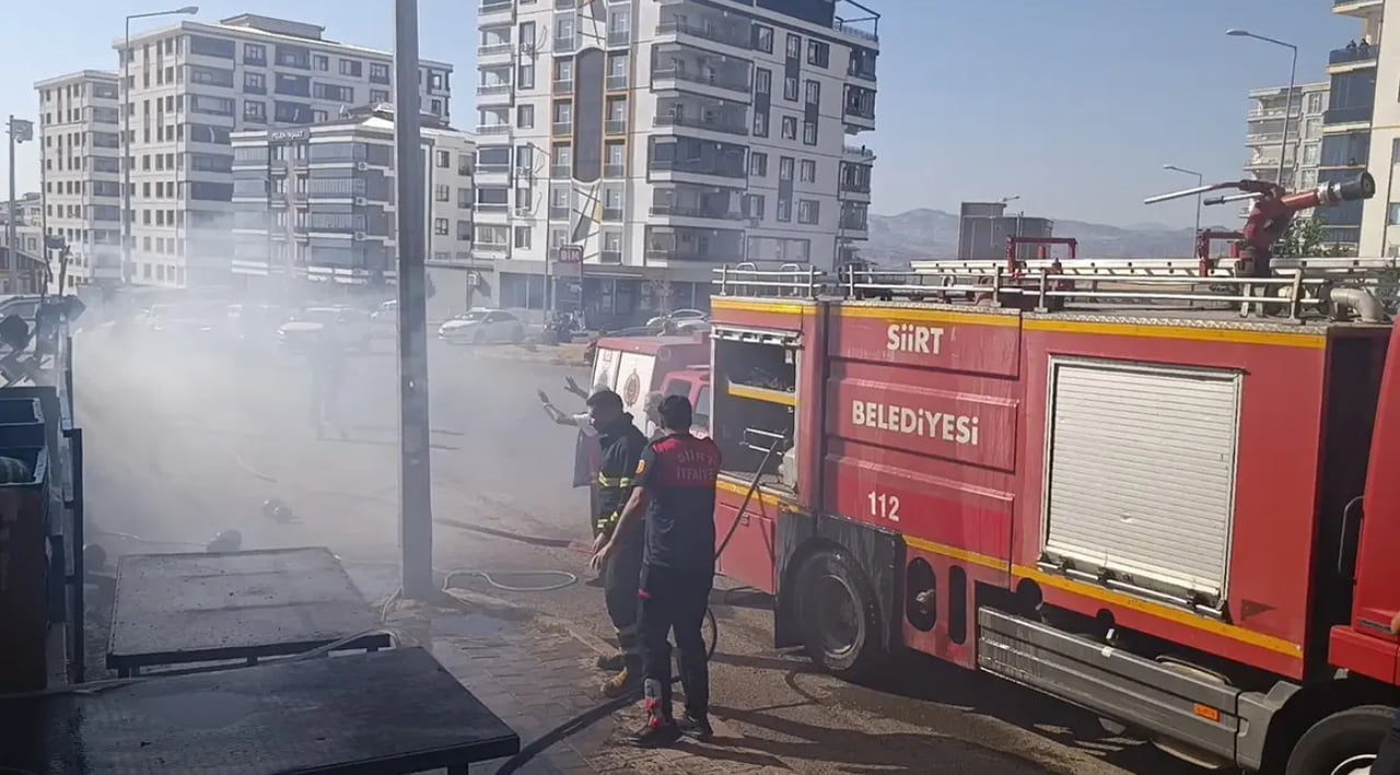 SİİRT’TE KALDIRIMDAKİ ATIK MALZEMELERDE ÇIKAN YANGIN SÖNDÜRÜLDÜ.