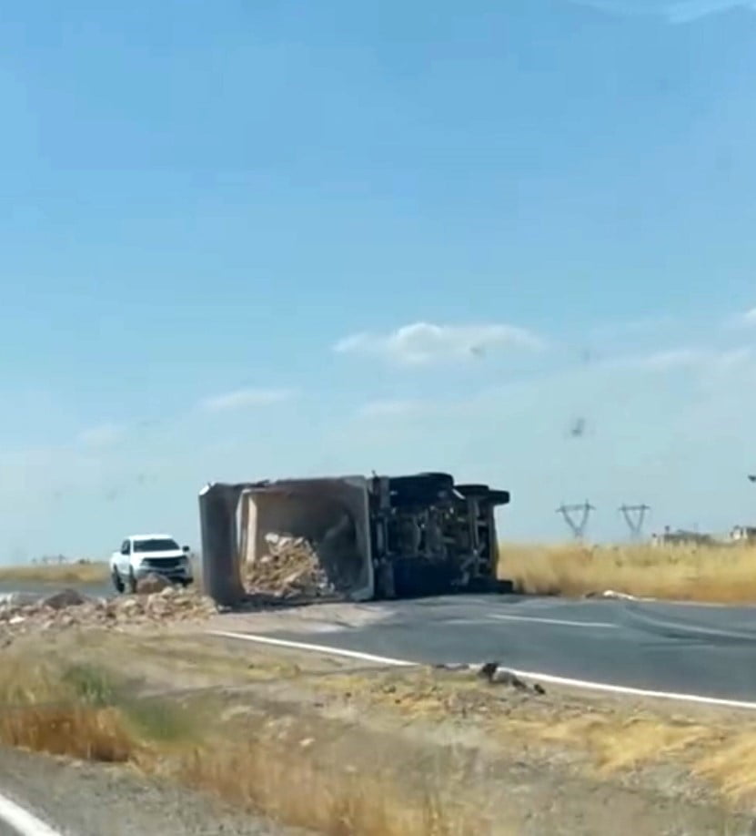 SİİRT’TE YÜK TAŞIYAN KAMYON KARAYOLUNUN ORTASINDA DEVRİLDİ