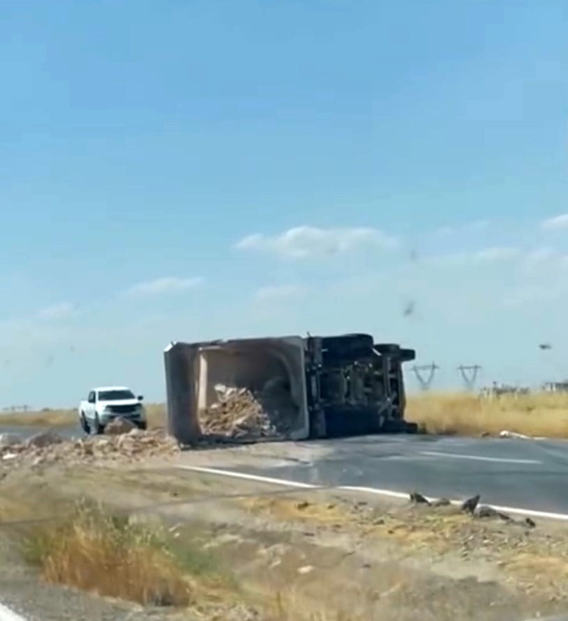 SİİRT’TE YÜK TAŞIYAN KAMYON KARAYOLUNUN ORTASINDA DEVRİLDİ