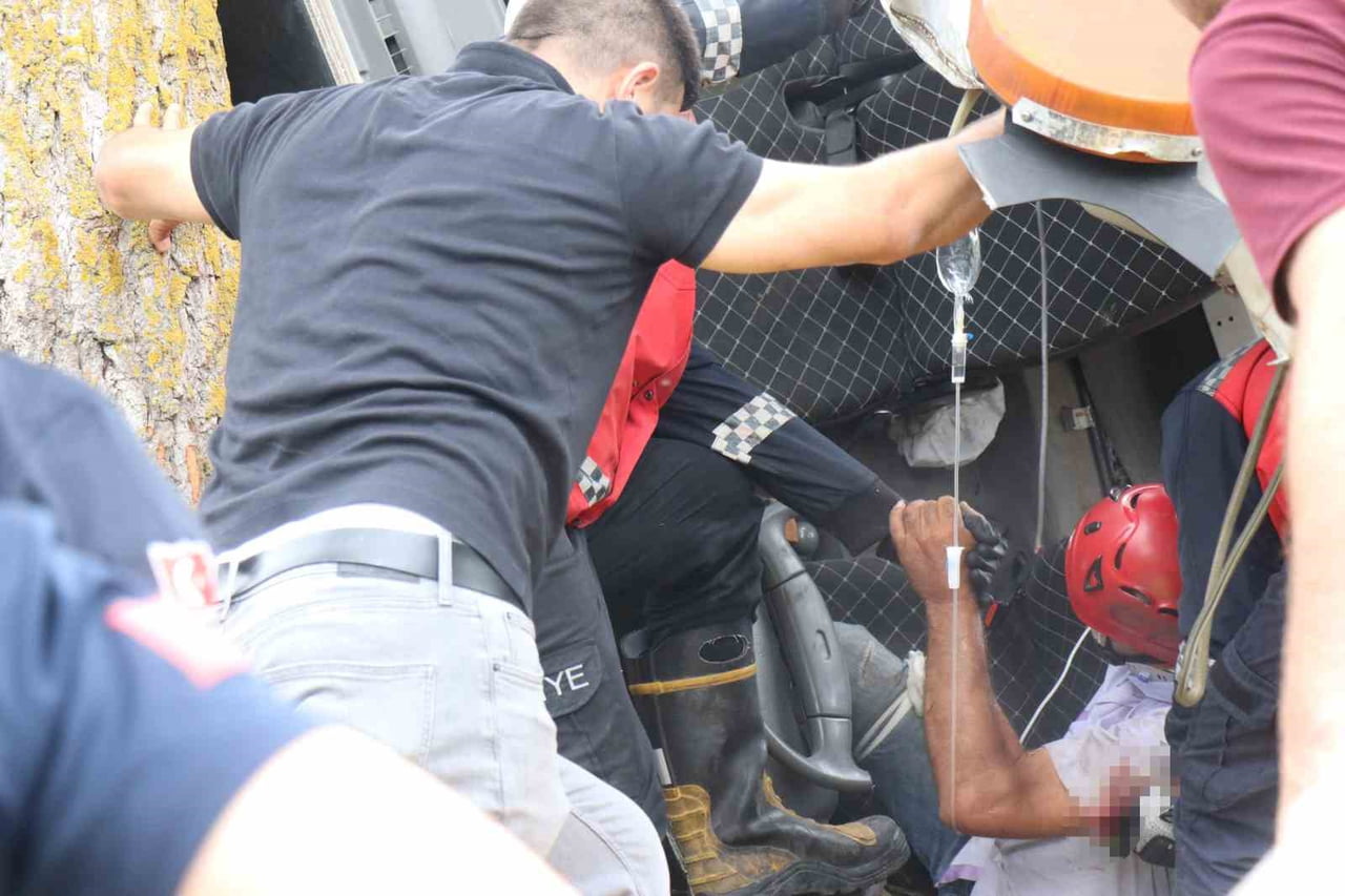 SIKIŞAN SÜRÜCÜ İTFAİYE EKİPLERİ VE VATANDAŞIN ORTAK ÇALIŞMALARIYLA KURTARILARAK SAĞLIK EKİPLERİNE...