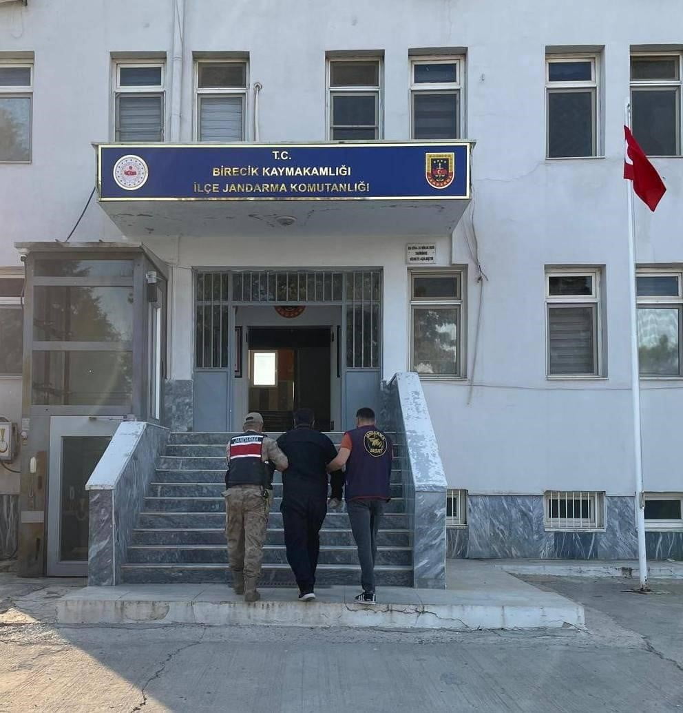SİLAHLA YAĞMA SUÇUNDAN ARANAN ŞAHIS YAKALANDI