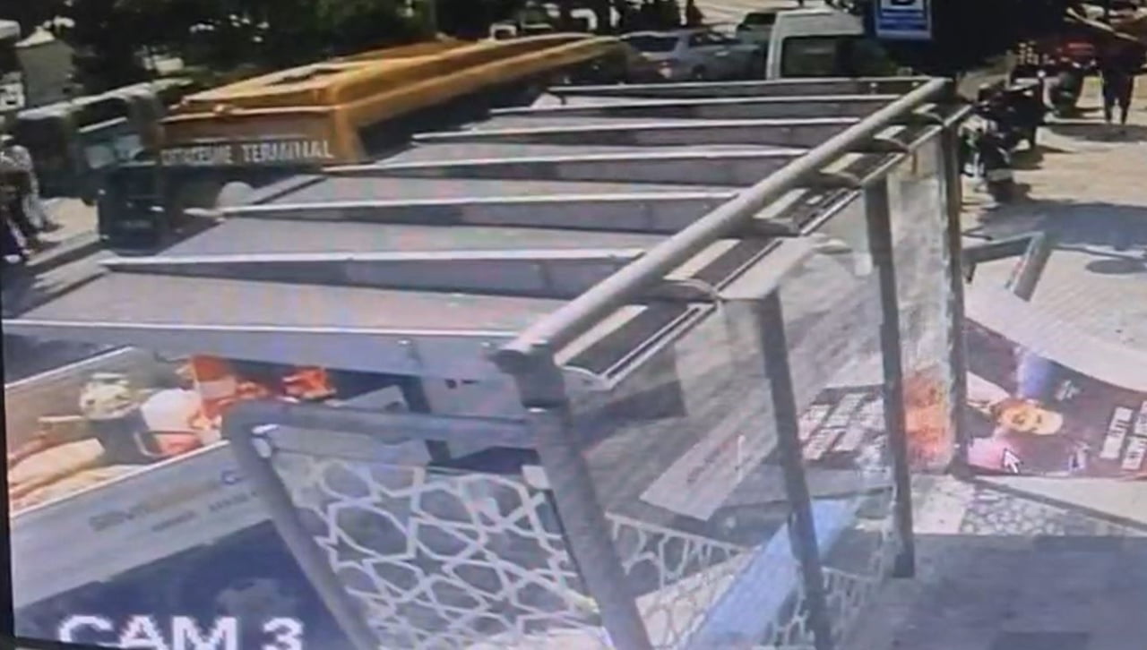 SİLİVRİ'DE FRENİ BOŞALAN PARK HALİNDEKİ BELEDİYEYE AİT ÇALIŞMA KAMYONETİ MİNİBÜS DURAĞINA ÇARPTI....