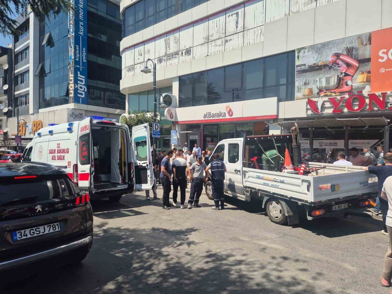 SİLİVRİ'DE FRENİ BOŞALAN PARK HALİNDEKİ BELEDİYEYE AİT ÇALIŞMA KAMYONETİ MİNİBÜS DURAĞINA ÇARPTI....