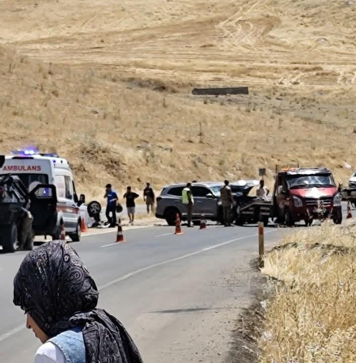 SİLVAN İLÇESİNDE İKİ OTOMOBİLİN ÇARPIŞTIĞI KAZADA 9 KİŞİ YARALANDI.