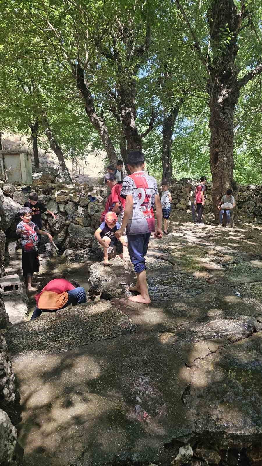 SİLVAN İLÇESİNDE MEDRESE TALEBELERİ, UZUN SÜREDİR ATIL DURUMDA OLAN KÖY ÇEŞMESİ VE PİKNİK ALANINI...