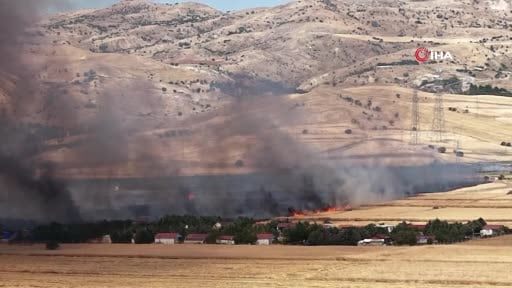 Sincan'da ekili arazideki yangın evlere sıçradı