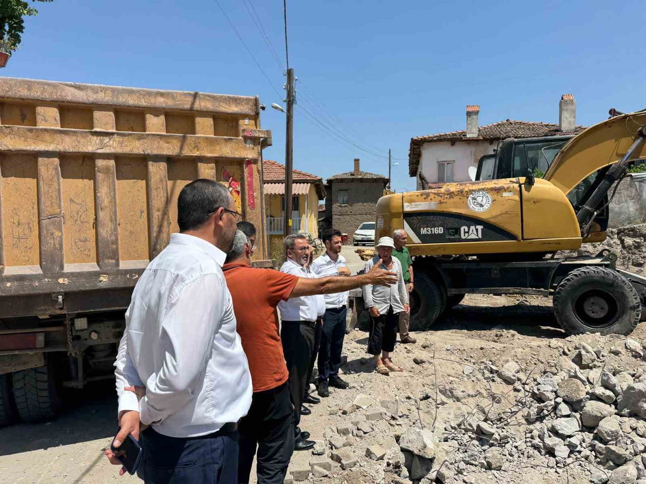 SINDIRGI’DA DEPREMDEN ETKİLENEN CAMİLER YENİDEN YÜKSELİYOR