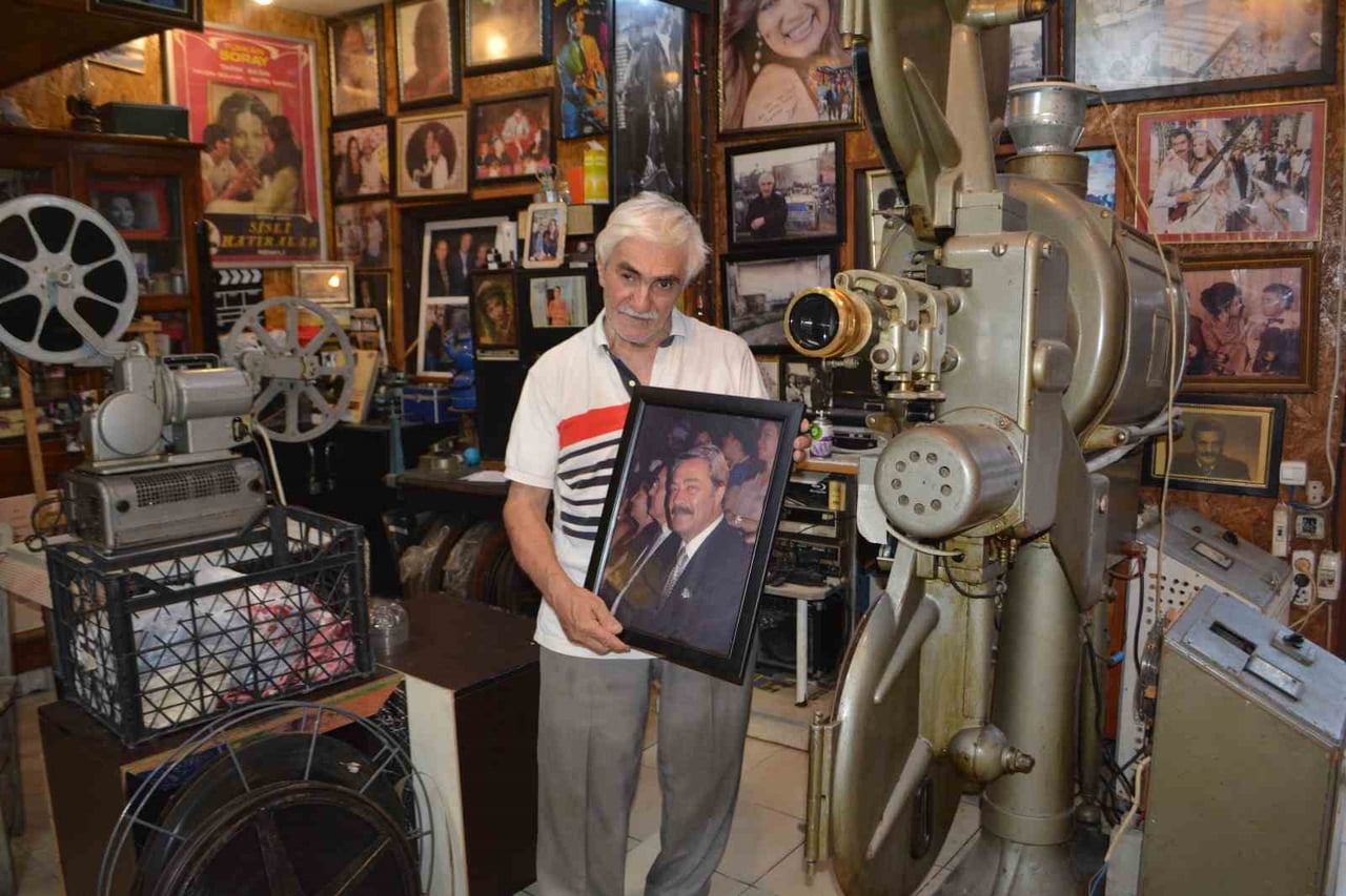 SİNEMA EMEKTARI SABRİ ŞENEVİ, KURDUĞU YAZLIK SİNEMADA BİR HAFTA BOYUNCA USTA OYUNCU KADİR...