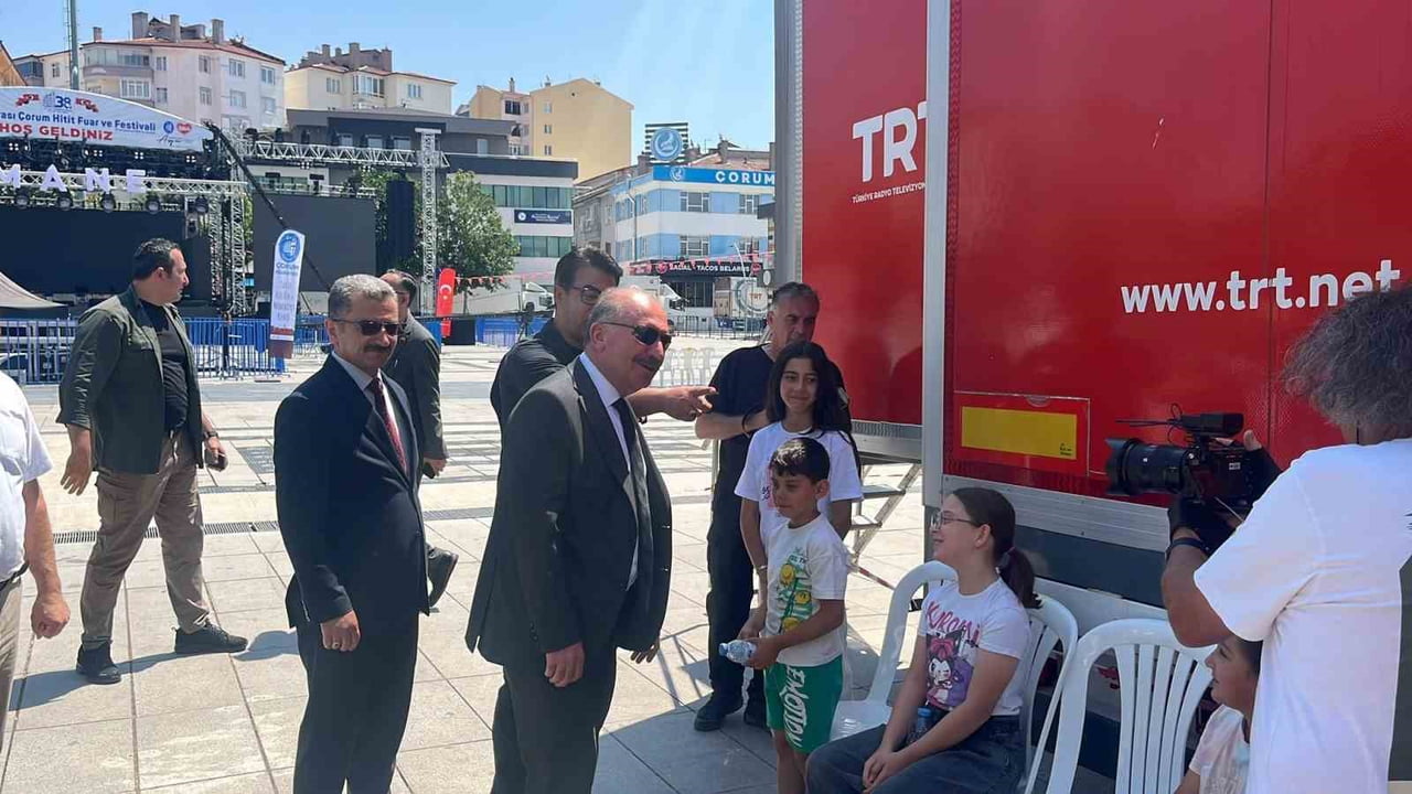 SİNEMAYA ERİŞİMİ KISITLI OLAN ÇOCUKLARI BEYAZ PERDEYLE BULUŞTURAN TRT SİNEMA TIRI, ÇORUM'DA YOĞUN...