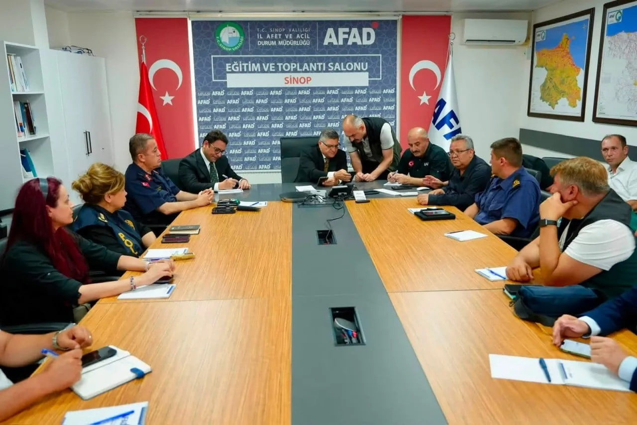 SİNOP'TA BEKLENEN KUVVETLİ YAĞIŞ NEDENİYLE METEOROLOJİ TARAFINDAN VERİLEN TURUNCU KODLU UYARININ...