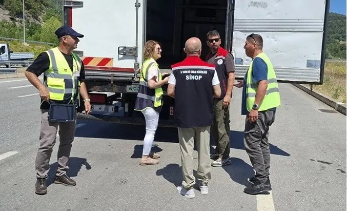 SİNOP'TA GÜVENİLİR GIDA ARZININ SAĞLANMASI AMACIYLA GIDA TAŞIYAN ARAÇLARA YÖNELİK YOL DENETİMLERİ...