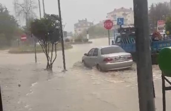 SİNOP'UN TÜRKELİ İLÇESİNDE ETKİLİ OLAN KUVVETLİ SAĞANAK YAĞIŞ, GÜNLÜK HAYATI OLUMSUZ...